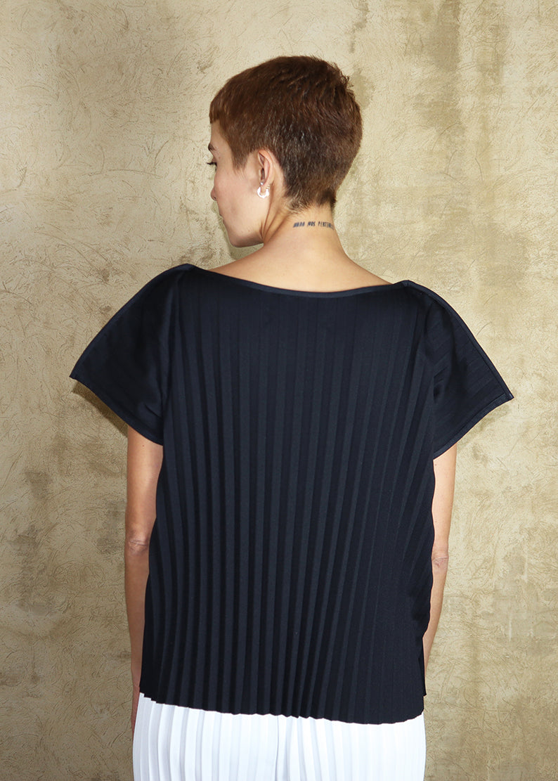 Manhattan Top - Black Pleats