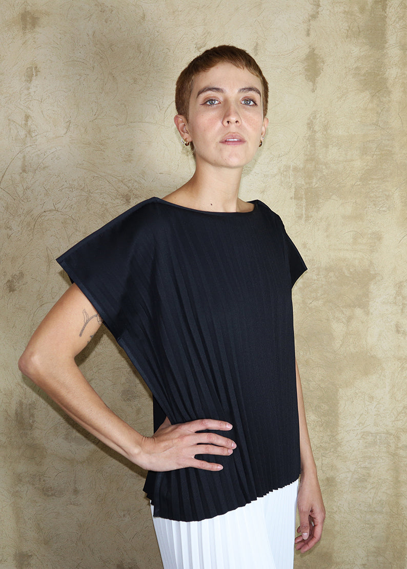 Manhattan Top - Black Pleats