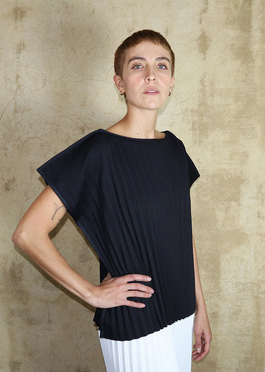 Manhattan Top - Black Pleats